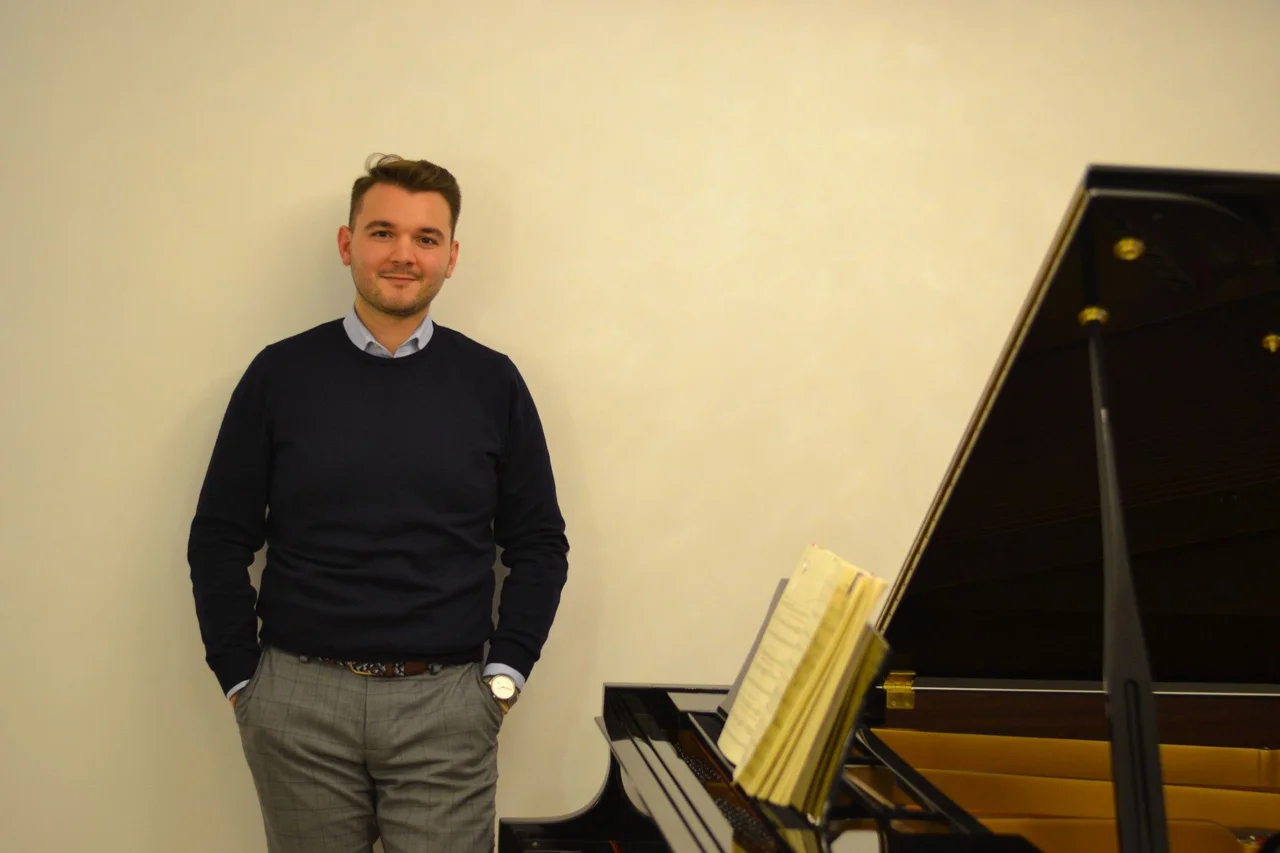 Specializat în Italiană, Pian, Canto, Teorie Muzicală, Daneză - Vlad Alexandru Robu